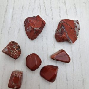 Diaspro rosso grezzo e burattato