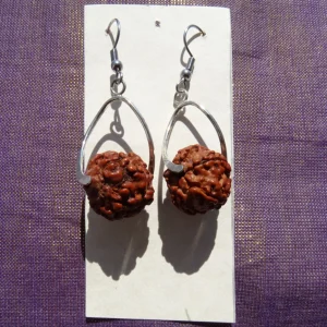 orecchini con seme di Rudraksha