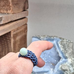 anello con Amazzonite realizzato a macramè