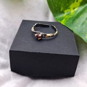 Anello artigianale in argento e oro con rubino