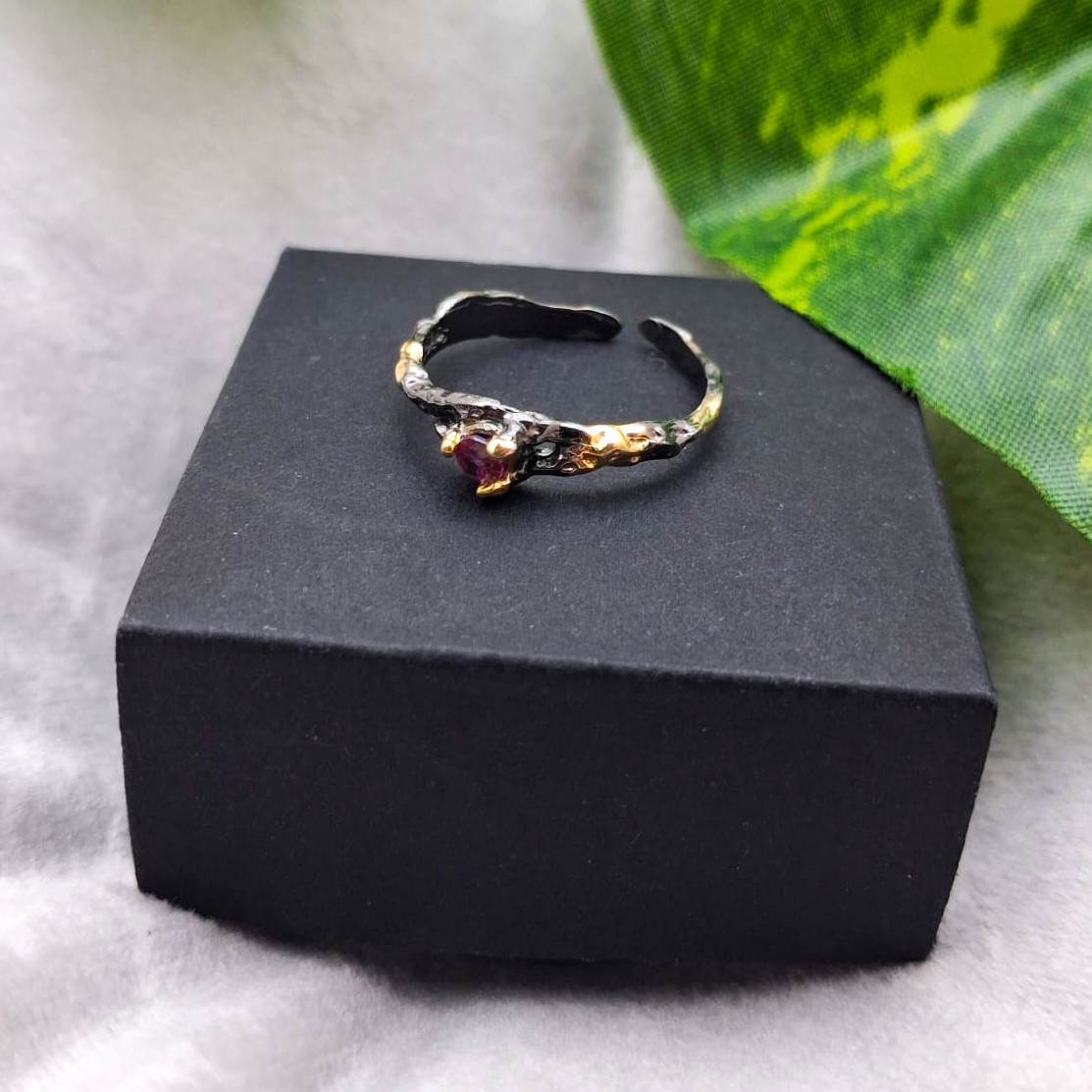 Anello artigianale in argento e oro con rubino