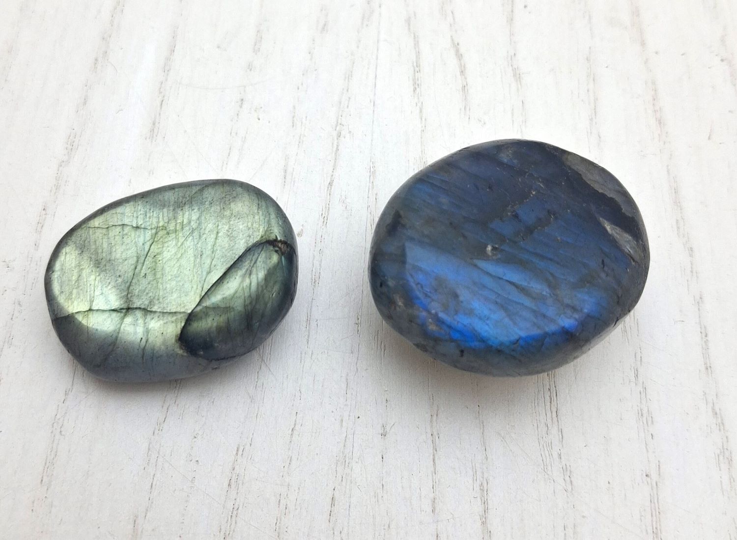 foto di labradorite taglio palm stone