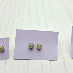 orecchini a perno in Opale arcobaleno