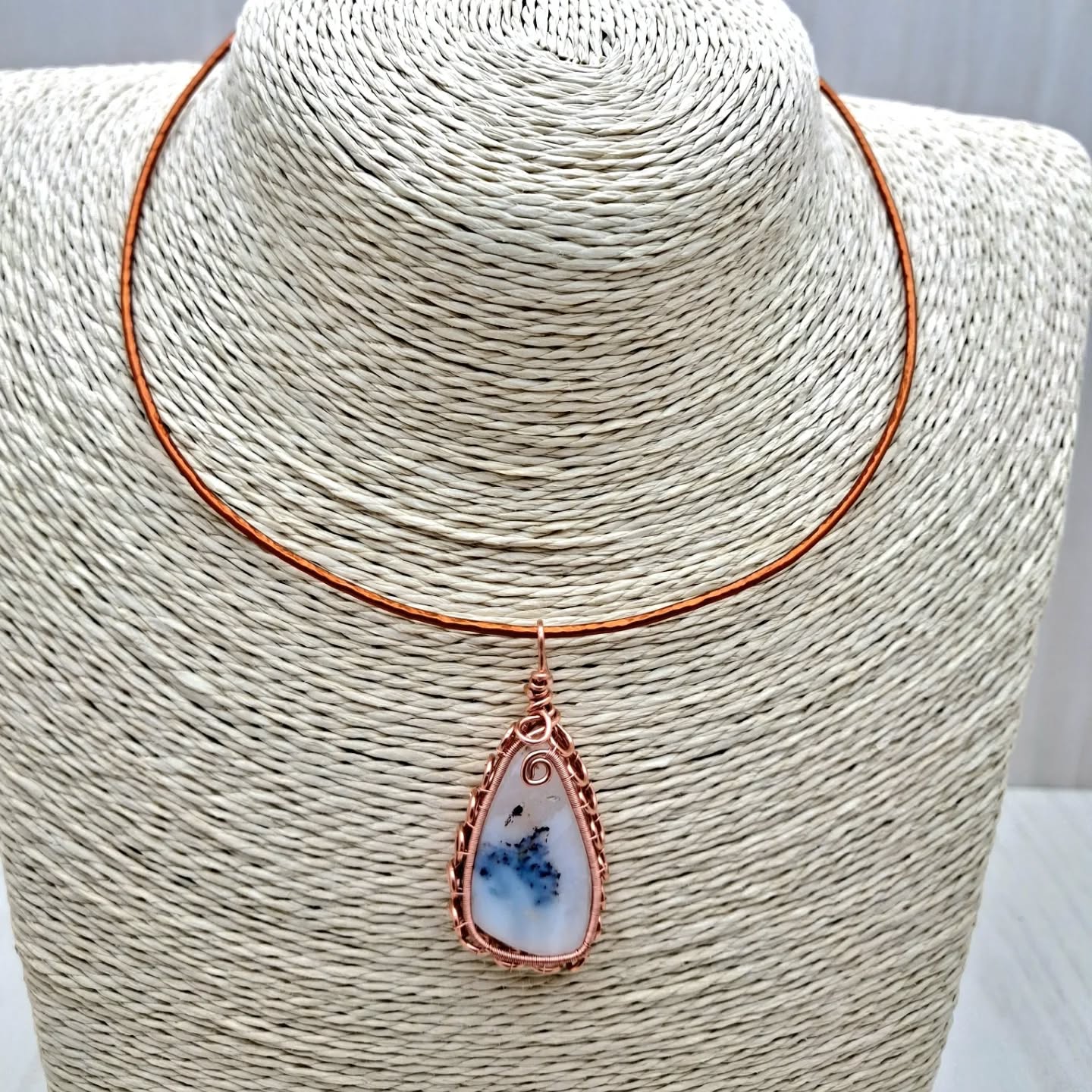 collana con Opale dendritica, montatura in rame