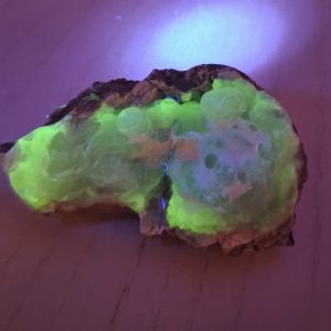 Opale ialite grezza fluorescente cm 5,5 (detta anche Opale d’acqua)