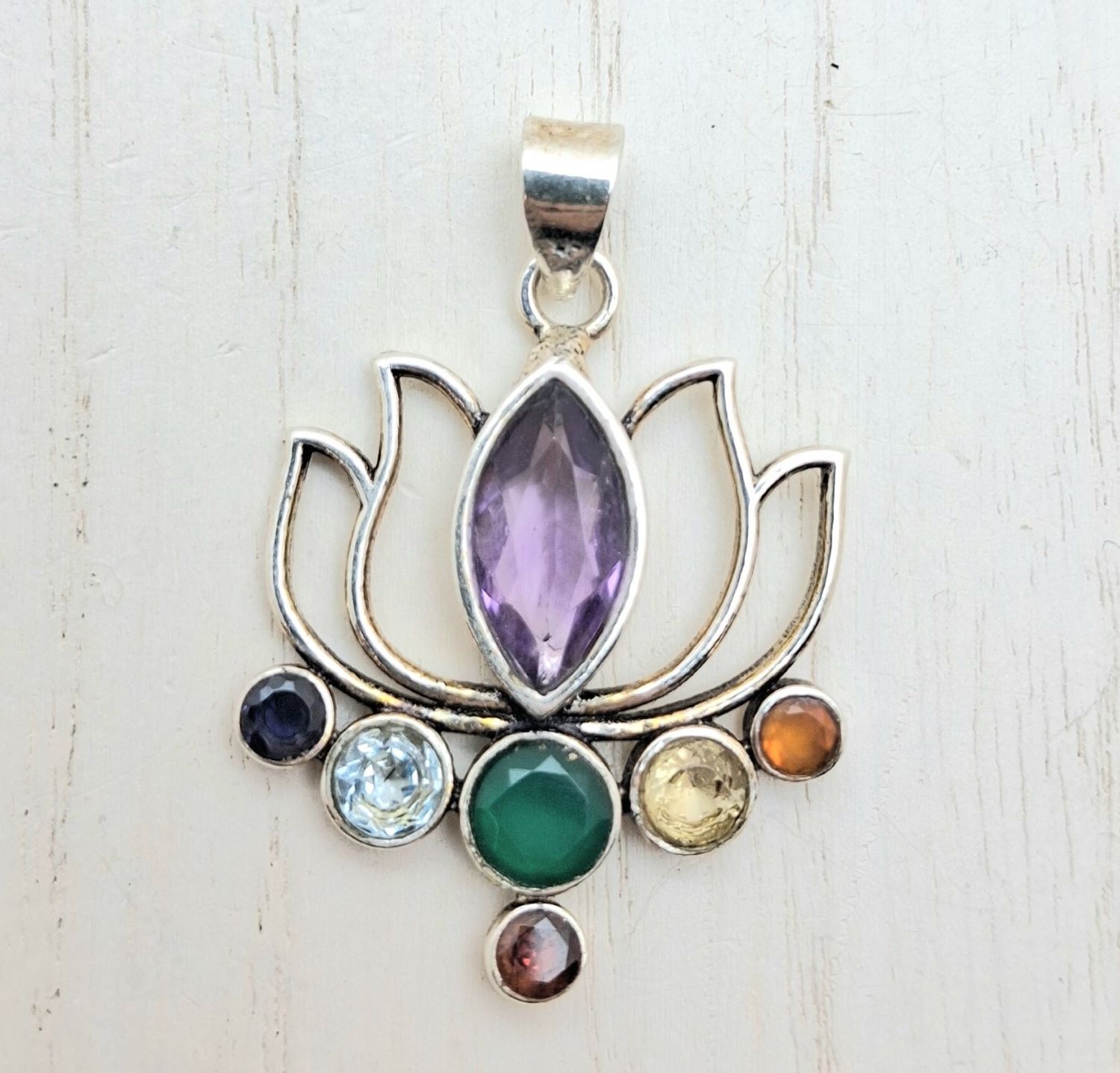 Pendente in argento fiore di loto con i cristalli dei 7 chakra