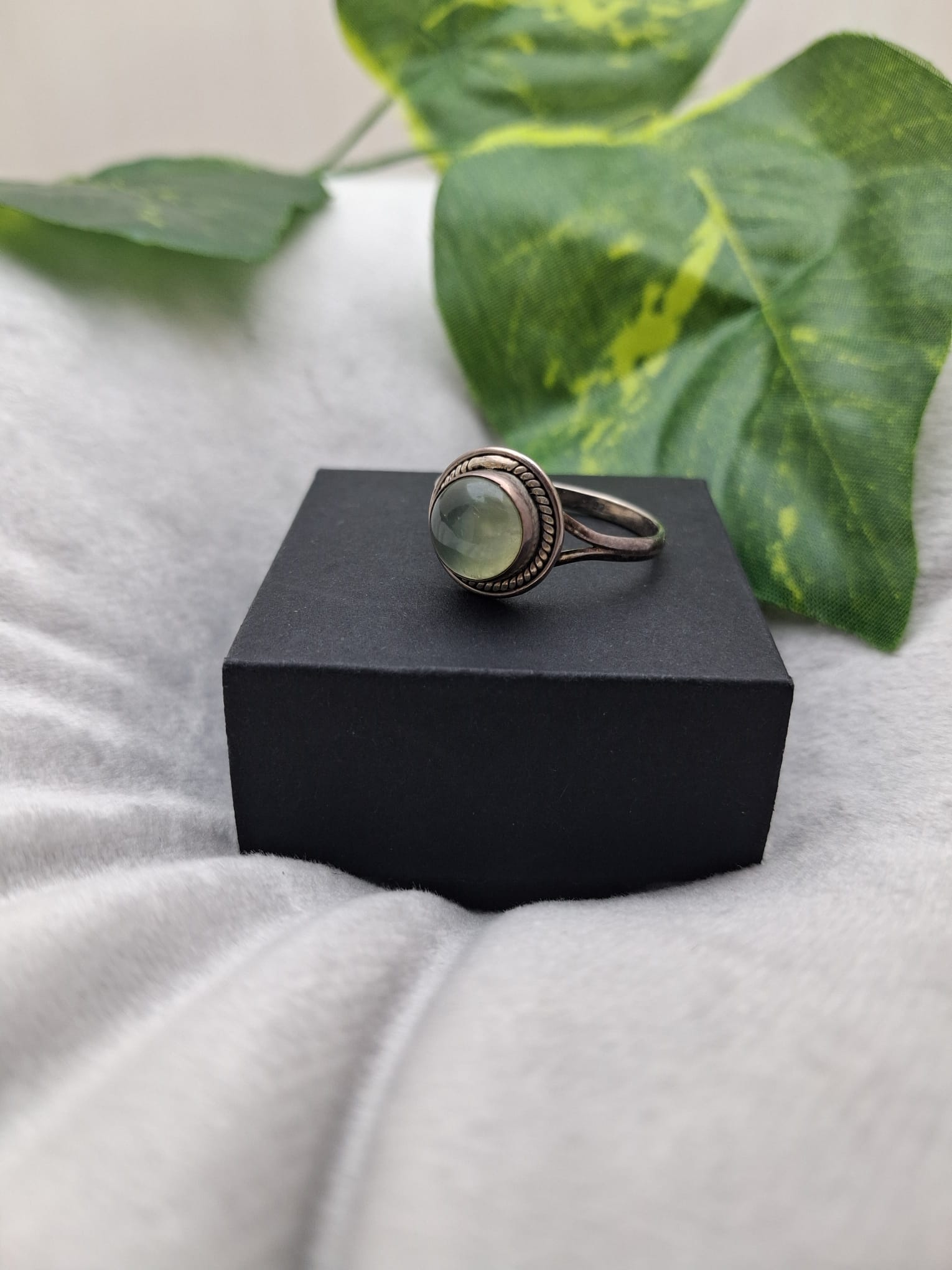 anello con Prenite nero in argento