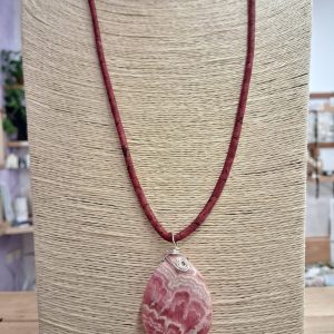 collana Rodocrosite con collarino in sughero bordeaux