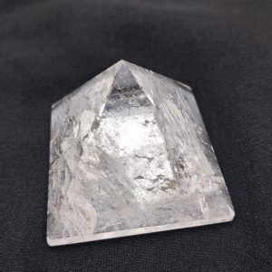 Piramide Quarzo Ialino con arcobaleni multipli lato cm 4,3